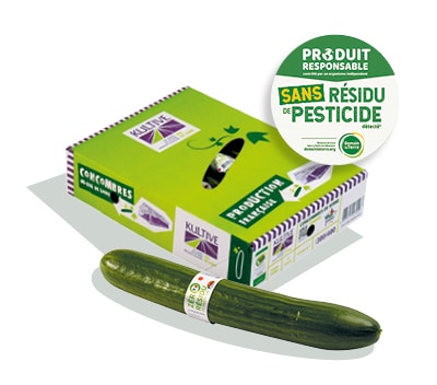 Une boite en carton, avec le logo du label Zéro Résidu de Pesticide et un concombre entouré d’une bague en plastique au premier plan.