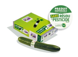 Une boite en carton, avec le logo du label Zéro Résidu de Pesticide et un concombre entouré d’une bague en plastique au premier plan.