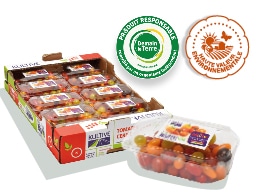 Cagette en carton, contenant les barquettes de tomates-cerises mélangées, accompagnés des logos des labels Haute Valeur Environnementale et Demain La Terre.