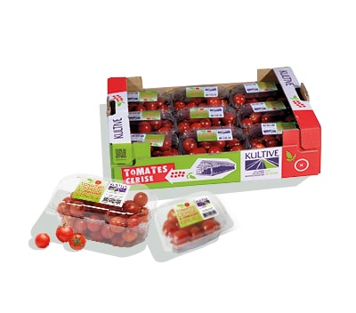 Cagette en carton, contenant les barquettes de tomates-cerises rouges et rondes.